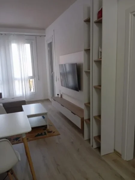 Tirane, jepet me qera apartament 1+1 Kati 7, 500 € (Rruga 5 Maji)
