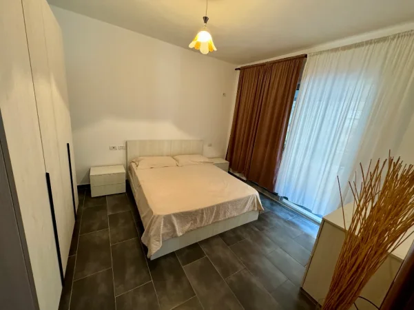 Astir Tirane, jap me qera apartament 2+1+Ballkon,kati par banim te kompleksi Arlis tek fabrika miell Tirana shume prane rruges kryesore(vete pronari)