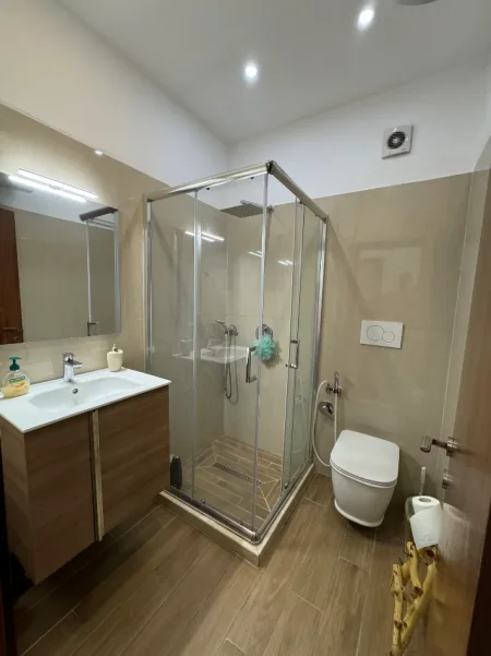 Astir Tirane, jap me qera apartament 2+1+Ballkon,kati par banim te kompleksi Arlis tek fabrika miell Tirana shume prane rruges kryesore(vete pronari)