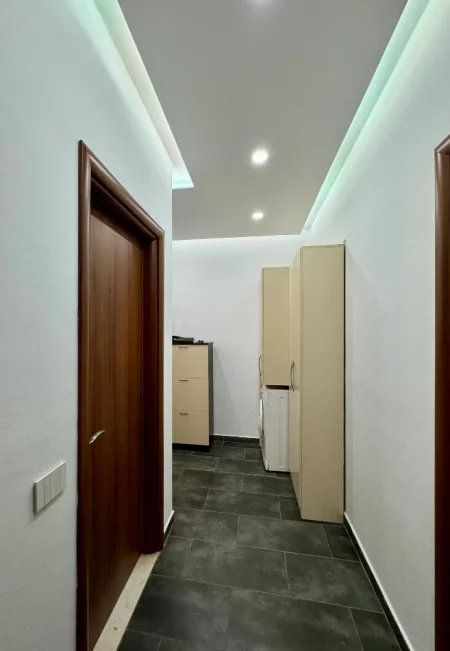 Astir Tirane, jap me qera apartament 2+1+Ballkon,kati par banim te kompleksi Arlis tek fabrika miell Tirana shume prane rruges kryesore(vete pronari)