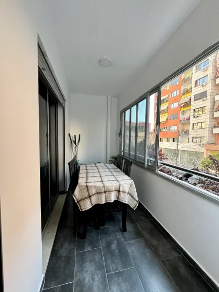 Astir Tirane, jap me qera apartament 2+1+Ballkon,kati par banim te kompleksi Arlis tek fabrika miell Tirana shume prane rruges kryesore(vete pronari)