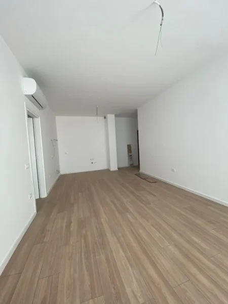 Tirane, jap me qera zyre Kati 3, 140 m² 1.400 € (Komuna e Parisit – pranë Kompleksit KIKA 2)