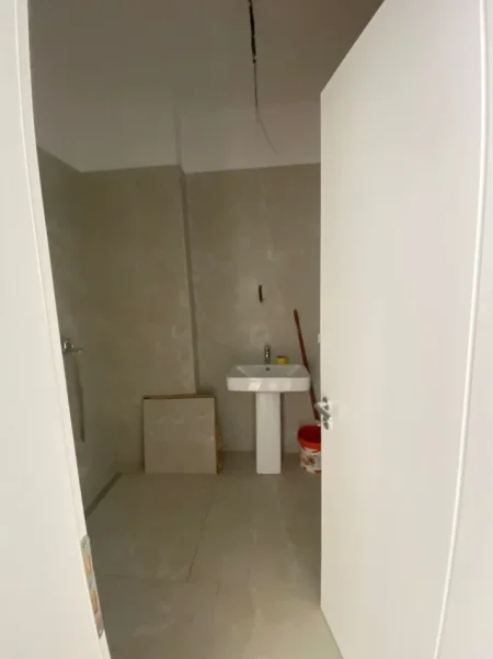 Tirane, jap me qera zyre Kati 3, 140 m² 1.400 € (Komuna e Parisit – pranë Kompleksit KIKA 2)
