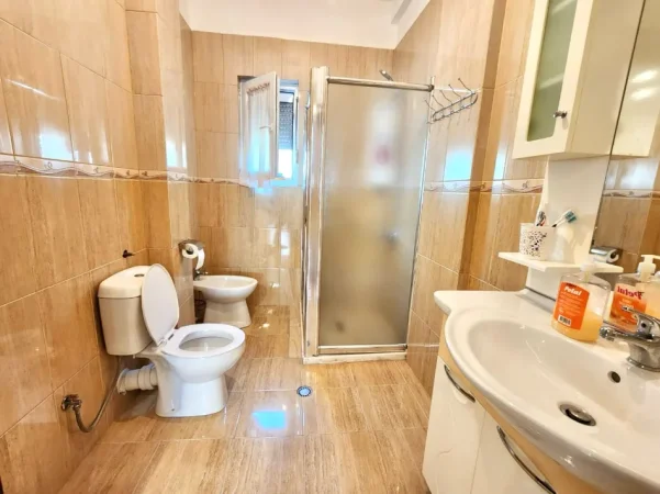 Me qera: 3+1+2wc & 3bllk (📍Ekonomiku, Rr. Gramoz Pashko) Me Shume Hapesire | 65.000 Leke/Muaj