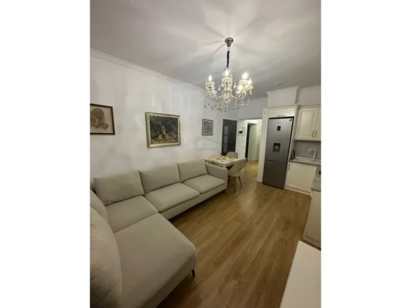 Tirane, jepet me qera apartament 2+1+Ballkon Kati 2, 72 m² 700 € (Qender)