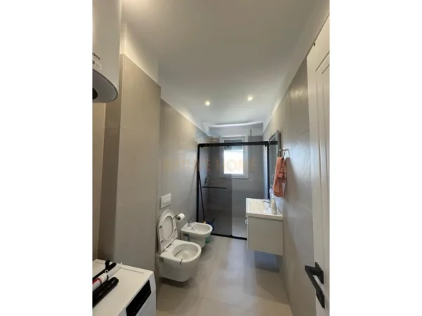 Tirane, jepet me qera apartament 2+1+Ballkon Kati 4, 98 m² 550 € (Paskuqan)