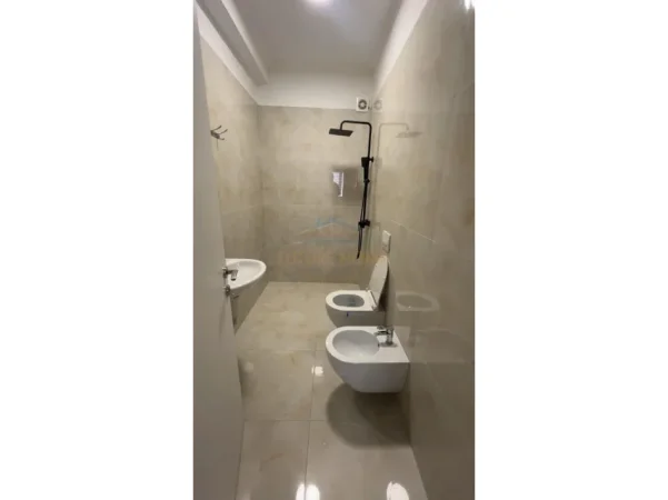 Tirane, jepet me qera apartament 2+1+Ballkon Kati 4, 103 m² 700 € (Yzberisht)