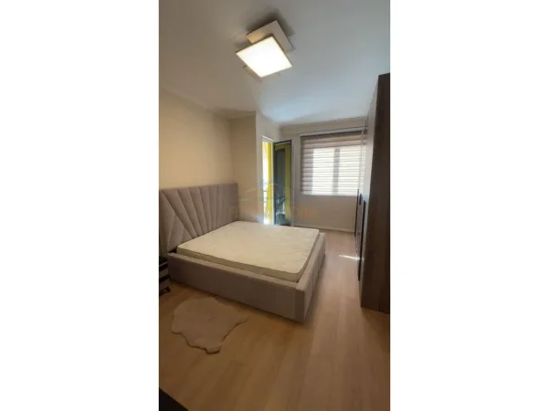 Tirane, jepet me qera apartament 2+1+Ballkon Kati 4, 103 m² 700 € (Yzberisht)