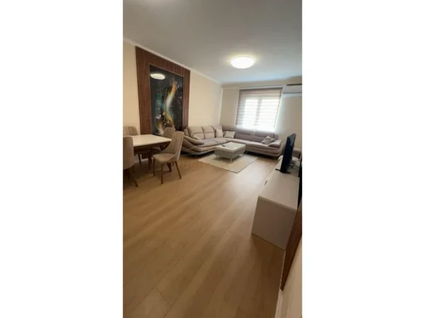Tirane, jepet me qera apartament 2+1+Ballkon Kati 4, 103 m² 700 € (Yzberisht)