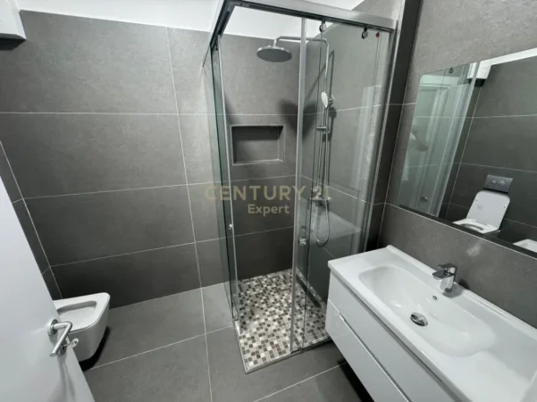 Tirane, jepet me qera apartament 1+1 Kati 4, 65 m² 600 € (Selite)