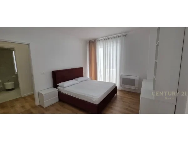 Tirane, jepet me qera apartament 2+1 Kati 1, 110 m² 850 € (Liqeni i thate)