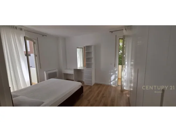 Tirane, jepet me qera apartament 2+1 Kati 1, 110 m² 850 € (Liqeni i thate)