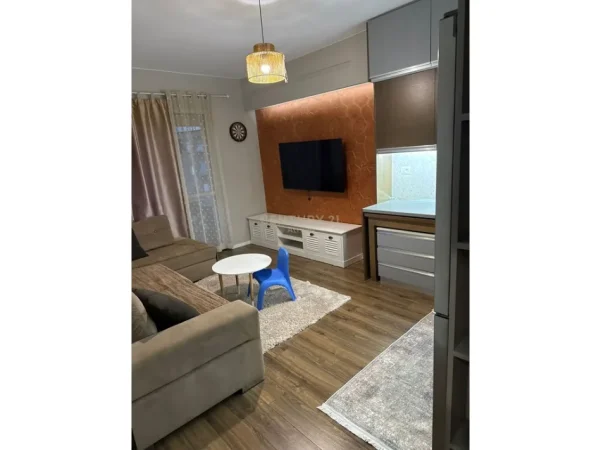 Tirane, jepet me qera apartament 2+1+Ballkon Kati 4, 56 m² 600 € (Brryli)