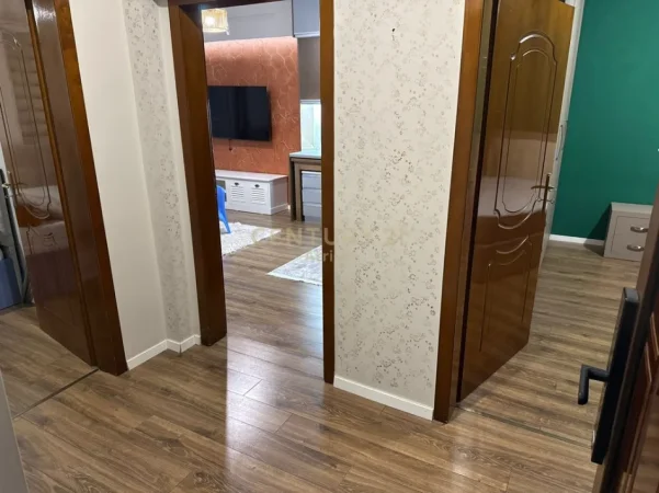 Tirane, jepet me qera apartament 2+1+Ballkon Kati 4, 56 m² 600 € (Brryli)