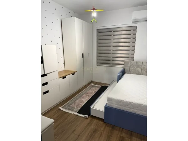 Tirane, jepet me qera apartament 2+1+Ballkon Kati 4, 56 m² 600 € (Brryli)