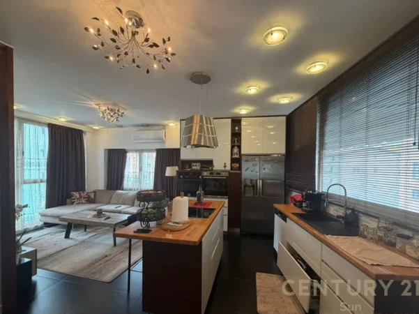 Tirane, jepet me qera apartament 2+1 Kati 7, 95 m² 1.100 € (Kristal center)