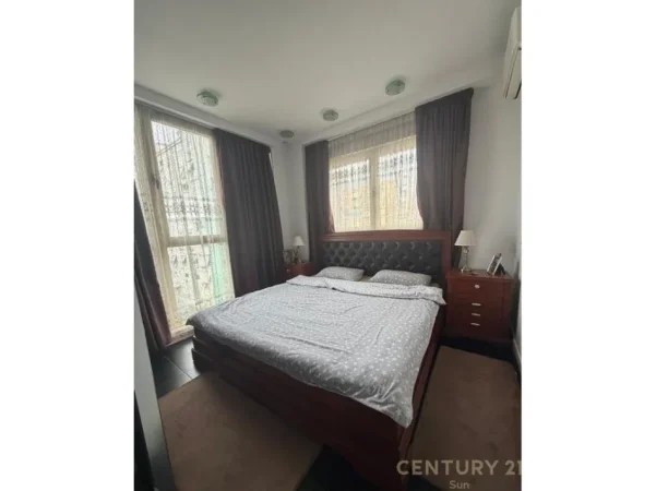 Tirane, jepet me qera apartament 2+1 Kati 7, 95 m² 1.100 € (Kristal center)
