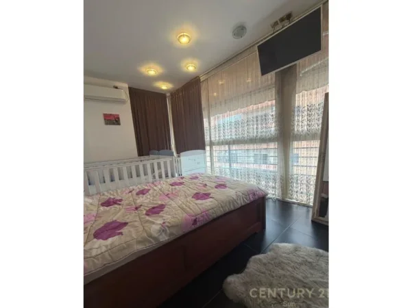 Tirane, jepet me qera apartament 2+1 Kati 7, 95 m² 1.100 € (Kristal center)