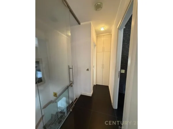 Tirane, jepet me qera apartament 2+1 Kati 7, 95 m² 1.100 € (Kristal center)