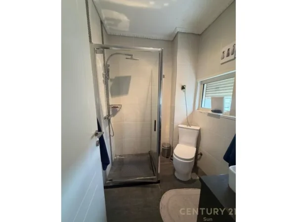 Tirane, jepet me qera apartament 2+1 Kati 7, 95 m² 1.100 € (Kristal center)