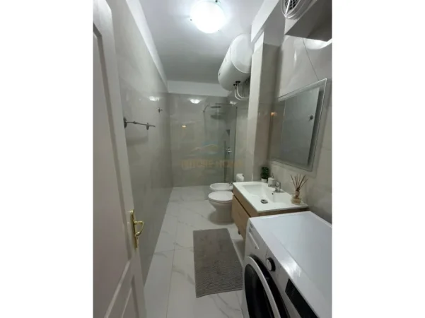 Tirane, jepet me qera apartament 2+1+Ballkon Kati 4, 88 m² 1.000 € 