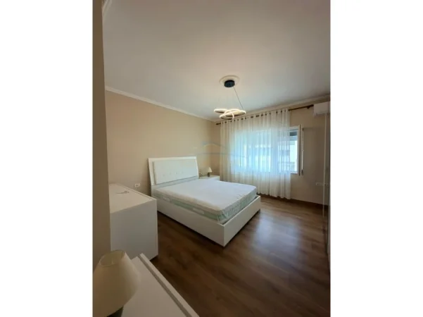 Tirane, jepet me qera apartament 2+1+Ballkon Kati 4, 88 m² 1.000 € 