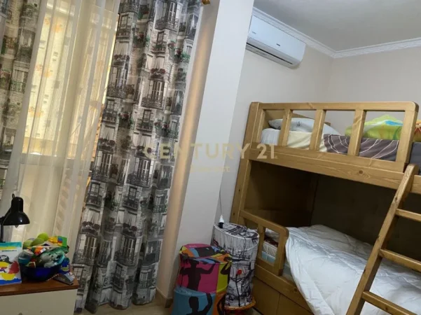 Tirane, jepet me qera apartament 2+1 Kati 4, 500 m² 500 € (Kombinat)