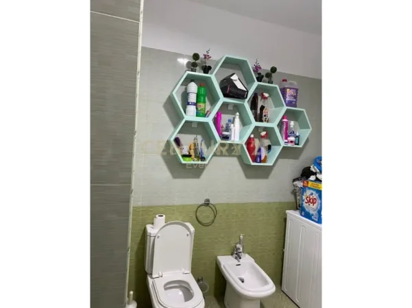 Tirane, jepet me qera apartament 2+1 Kati 4, 500 m² 500 € (Kombinat)