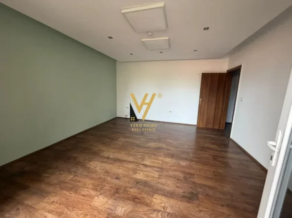 Tirane, jepet me qera zyre Kati 3, 187 m² 3.366 € (BLLOK)