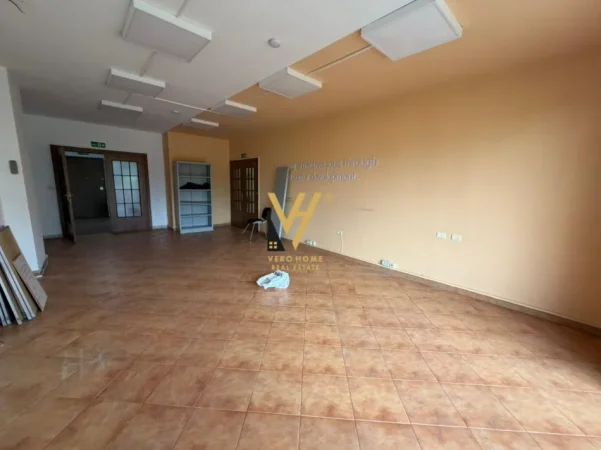 Tirane, jepet me qera zyre Kati 3, 187 m² 3.366 € (BLLOK)