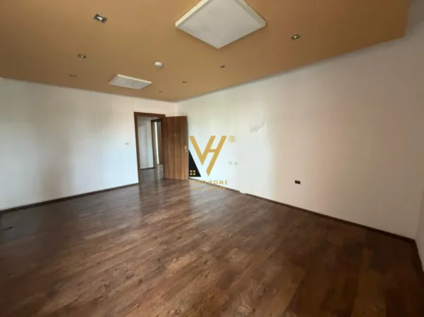 Tirane, jepet me qera zyre Kati 3, 187 m² 3.366 € (BLLOK)