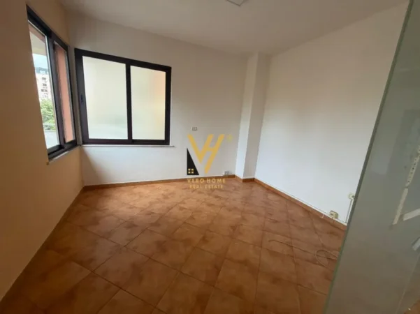 Tirane, jepet me qera zyre Kati 3, 187 m² 3.366 € (BLLOK)