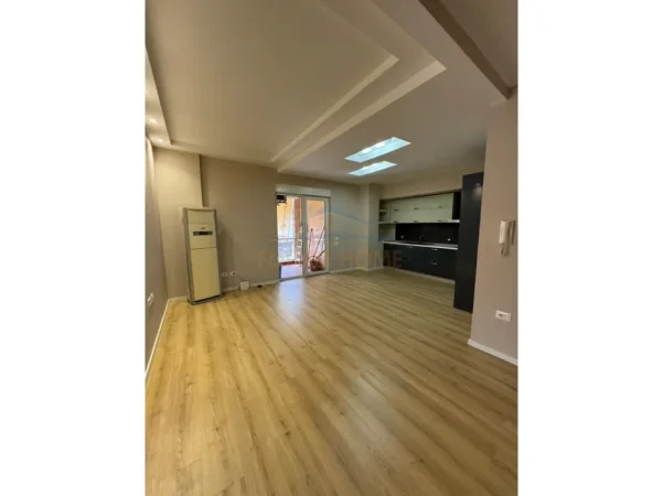 Tirane, shitet apartament 2+1+Ballkon Kati 7, 90 m² 205.000 € (Oxhaku)