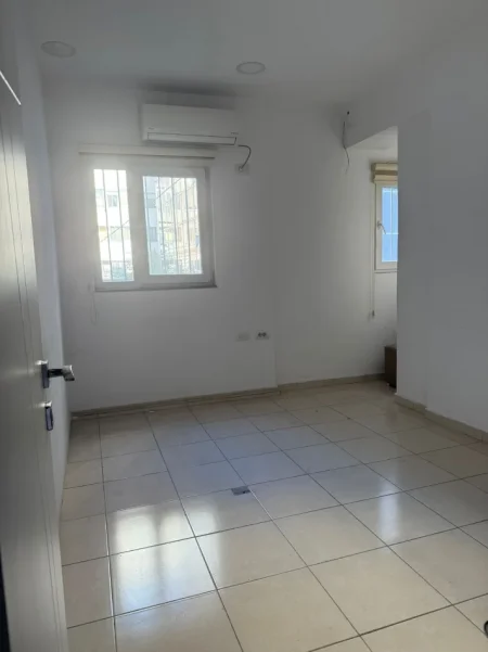 Tirane, jepet me qera apartament 2+1 Kati 2, 85 m² 1.300 € 