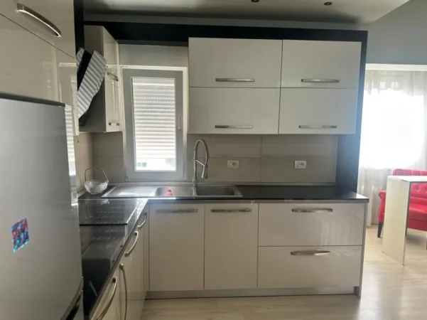 Tirane, jepet me qera apartament 1+1 Kati 6, 60 m² 500 € (Ali Demi)
