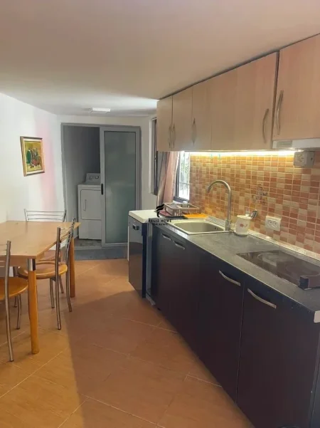 Tirane, jepet me qera apartament 2+1 Kati 0, 70 m² 450 € (KOMUNA E PARISIT)