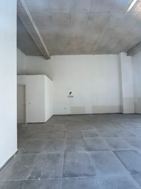 Tirane, jepet me qera dyqan Kati 0, 55 m² 600 € (RRUGA E DURRESIT)