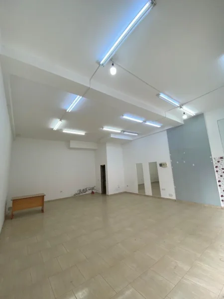 Jepet me qera ambjent biznesi Kati 0, 650 € (Pallati E-88, perballe KMY, Yzberisht!)