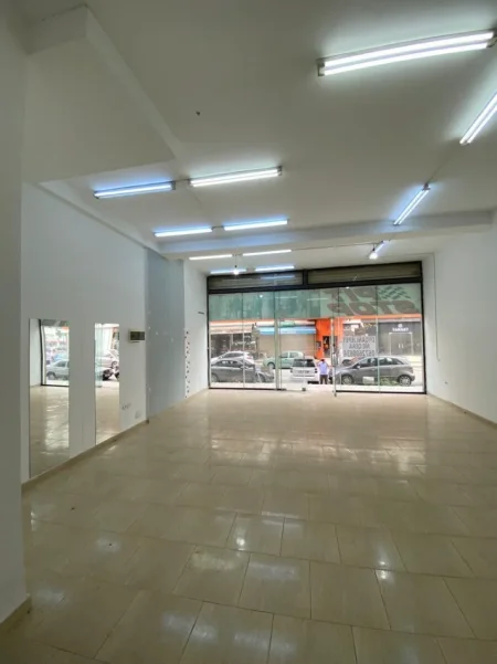 Jepet me qera ambjent biznesi Kati 0, 650 € (Pallati E-88, perballe KMY, Yzberisht!)