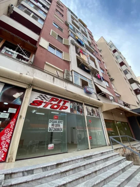 Jepet me qera ambjent biznesi Kati 0, 650 € (Pallati E-88, perballe KMY, Yzberisht!)