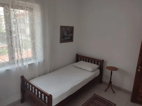 Tirane, jepet me qera apartament 3+1 Kati 3, 120 m² (rruga fortuzi)
