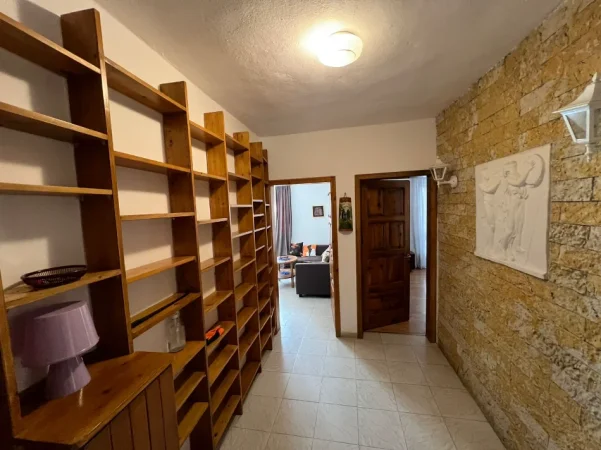 Tirane, jepet me qera apartament 3+1 Kati 3, 120 m² (rruga fortuzi)