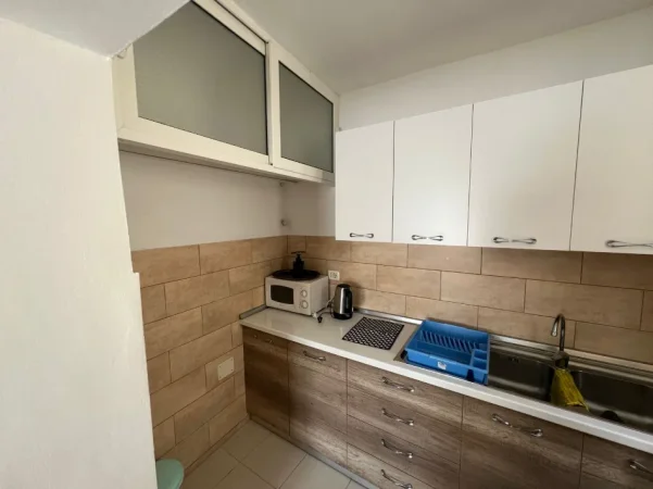 Tirane, jepet me qera apartament 3+1 Kati 3, 120 m² (rruga fortuzi)