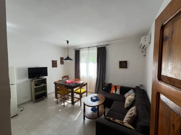 Tirane, jepet me qera apartament 3+1 Kati 3, 120 m² (rruga fortuzi)