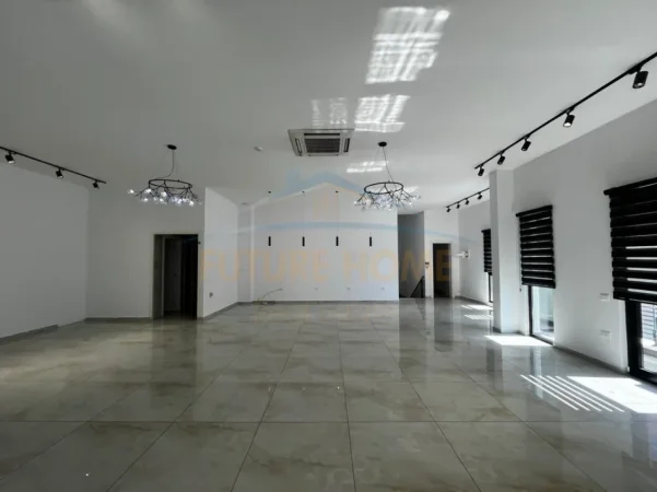 Tirane, jepet me qera ambjent biznesi Kati 1, 250 m² 3.200 € (Rruga e Dibres)