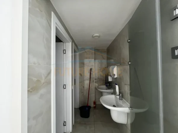 Tirane, jepet me qera ambjent biznesi Kati 1, 250 m² 3.200 € (Rruga e Dibres)