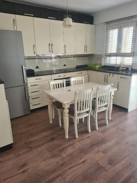 Tirane, jepet me qera apartament 2+1 Kati 7, 90 m² 630 € (Stavri Themeli)