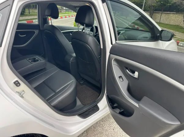 Tirane, shes makine HYUNDAI I30 FULLOPTION PANORAMA 1.6 Nafte, e bardhë automatik Klima