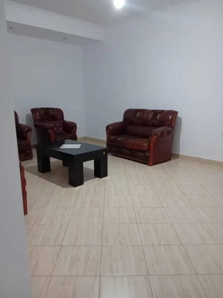 Tirane, jepet me qera apartament 4+1 Kati 2,
