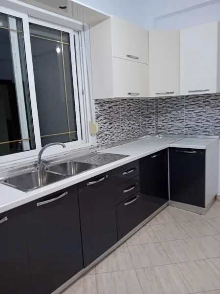 Tirane, jepet me qera apartament 4+1 Kati 2,